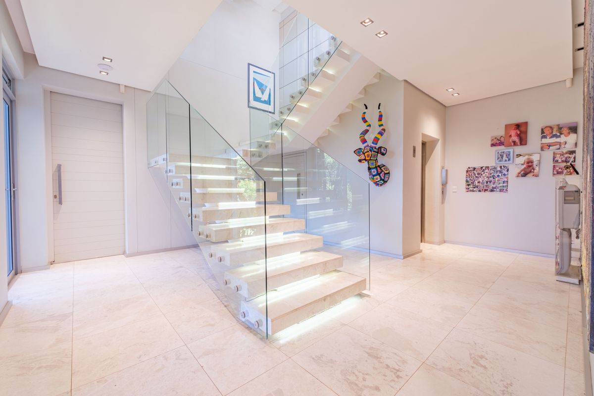 Unrivalled Luxury Coastal Residence with Lift, Cinema & Panoramic Sea Views - Photo 3