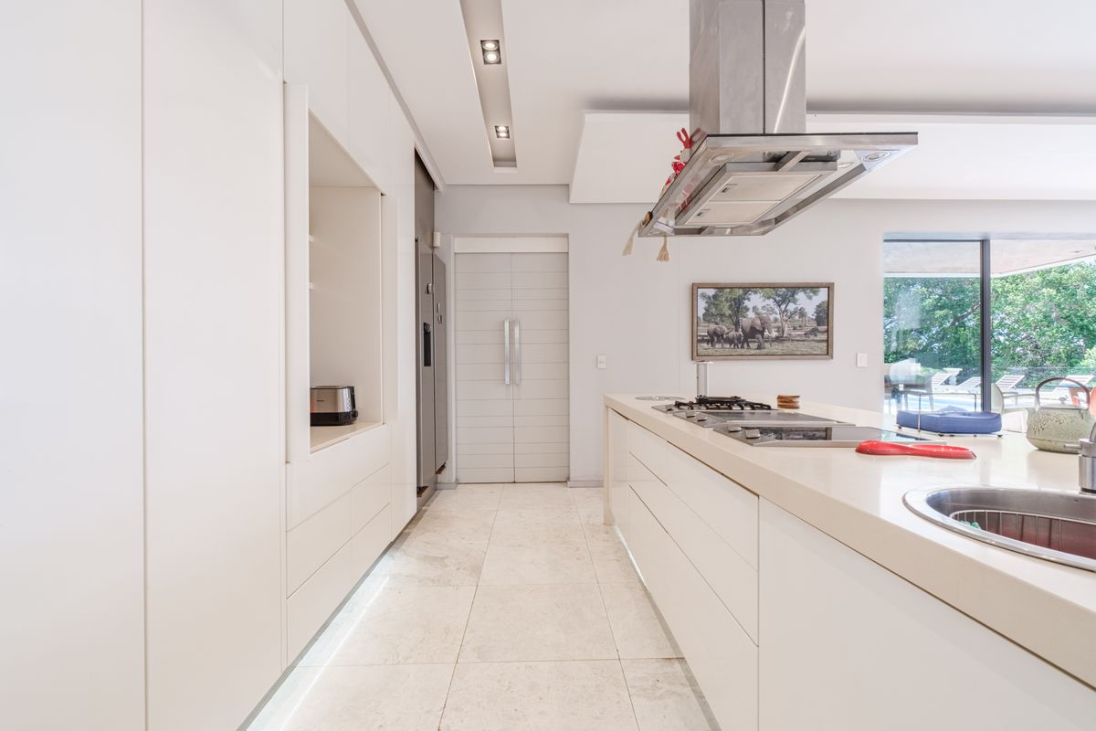 Unrivalled Luxury Coastal Residence with Lift, Cinema & Panoramic Sea Views - Photo 5