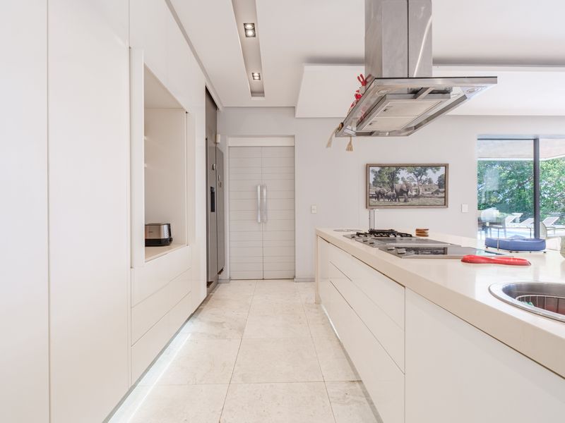 Unrivalled Luxury Coastal Residence with Lift, Cinema & Panoramic Sea Views - Photo 5