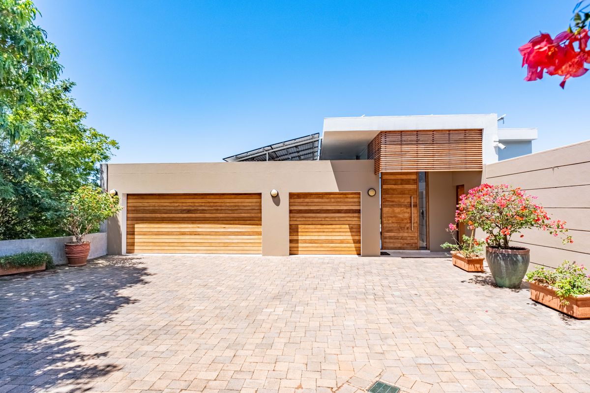 Unrivalled Luxury Coastal Residence with Lift, Cinema & Panoramic Sea Views - Photo 2