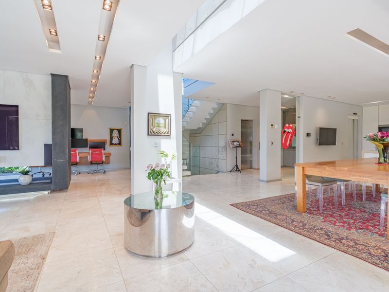 Unrivalled Luxury Coastal Residence with Lift, Cinema & Panoramic Sea Views - Photo 10