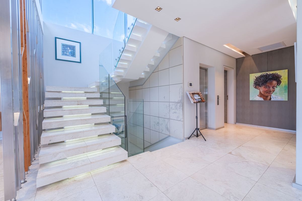 Unrivalled Luxury Coastal Residence with Lift, Cinema & Panoramic Sea Views - Photo 4
