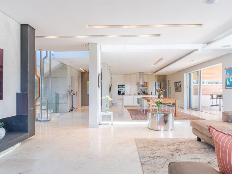 Unrivalled Luxury Coastal Residence with Lift, Cinema & Panoramic Sea Views - Photo 7