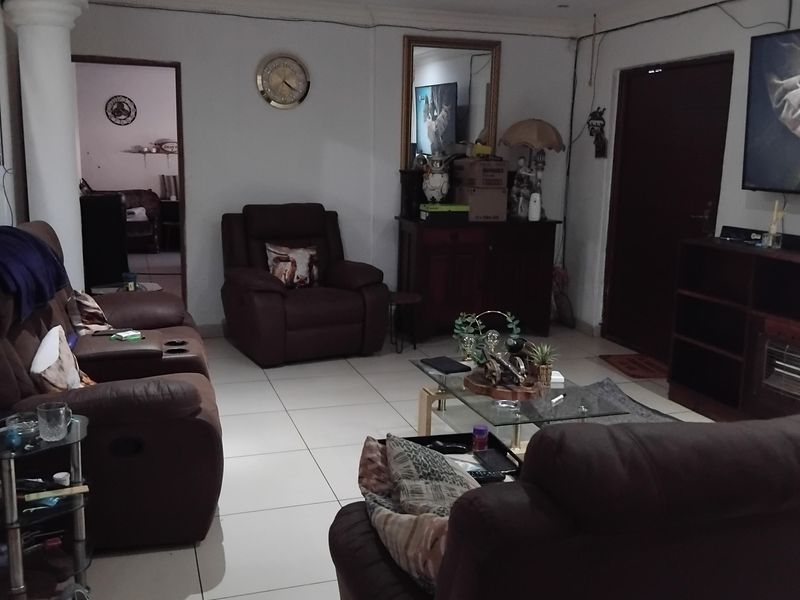 Modern double storey family home To Let - Photo 4