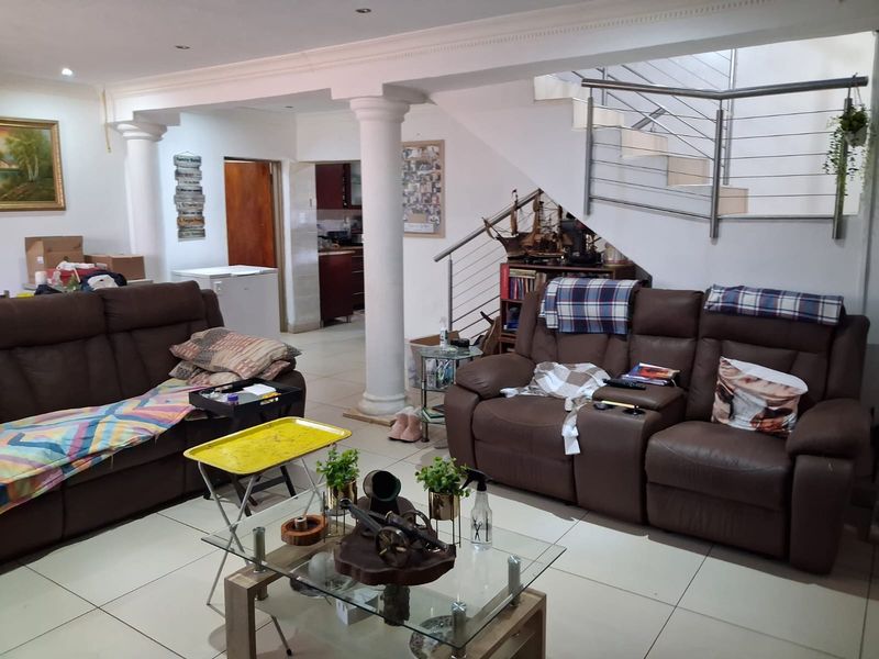 Modern double storey family home To Let - Photo 3