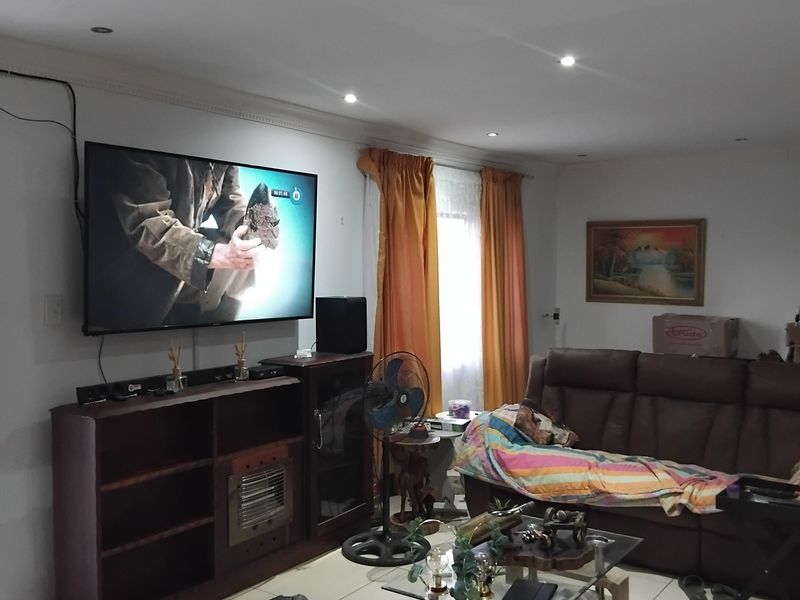 Modern double storey family home To Let - Photo 7