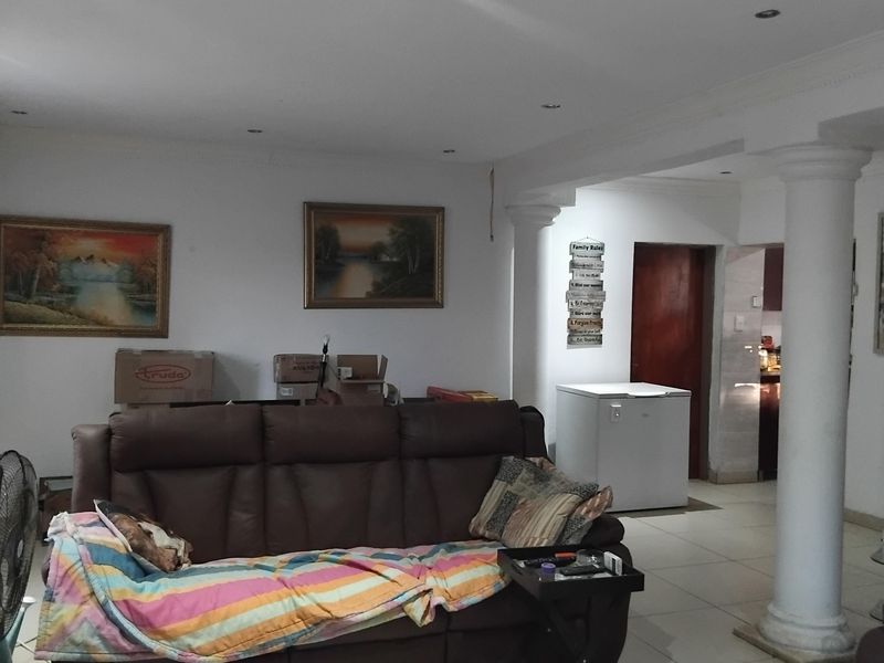 Modern double storey family home To Let - Photo 5