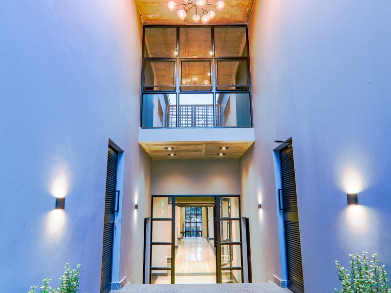 Bespoke Architectural Masterpiece in Waterkloof - Photo 8