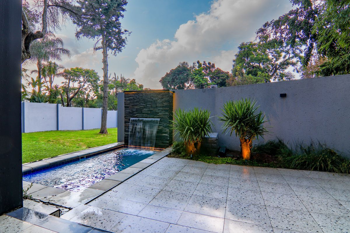 Bespoke Architectural Masterpiece in Waterkloof - Photo 4