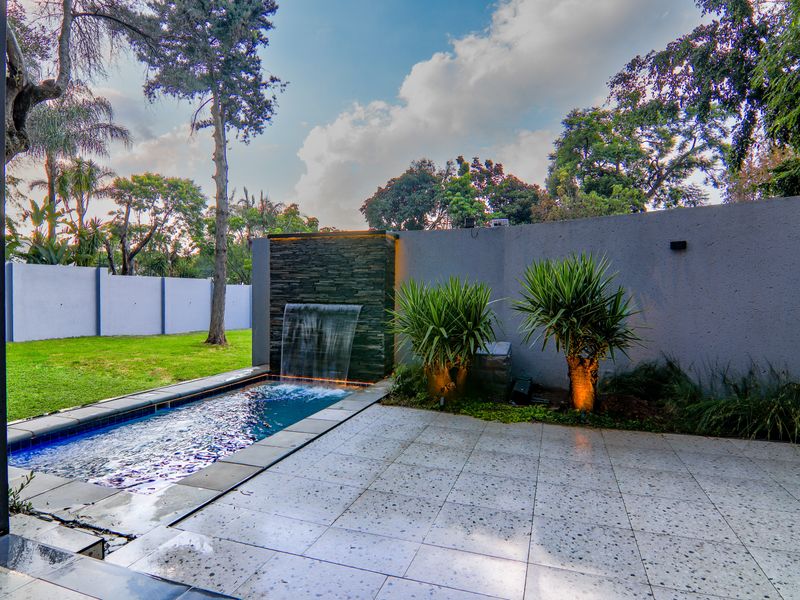 Bespoke Architectural Masterpiece in Waterkloof - Photo 4