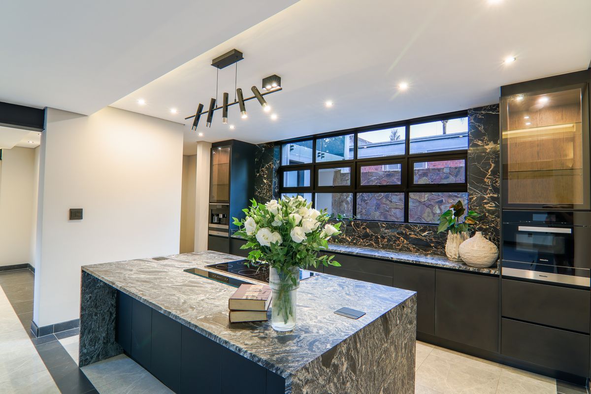 Bespoke Architectural Masterpiece in Waterkloof - Photo 5