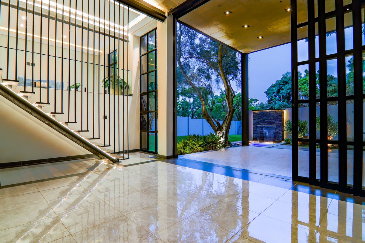 Bespoke Architectural Masterpiece in Waterkloof - Photo 2