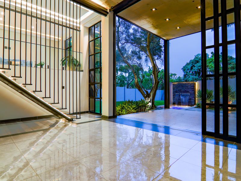 Bespoke Architectural Masterpiece in Waterkloof - Photo 2