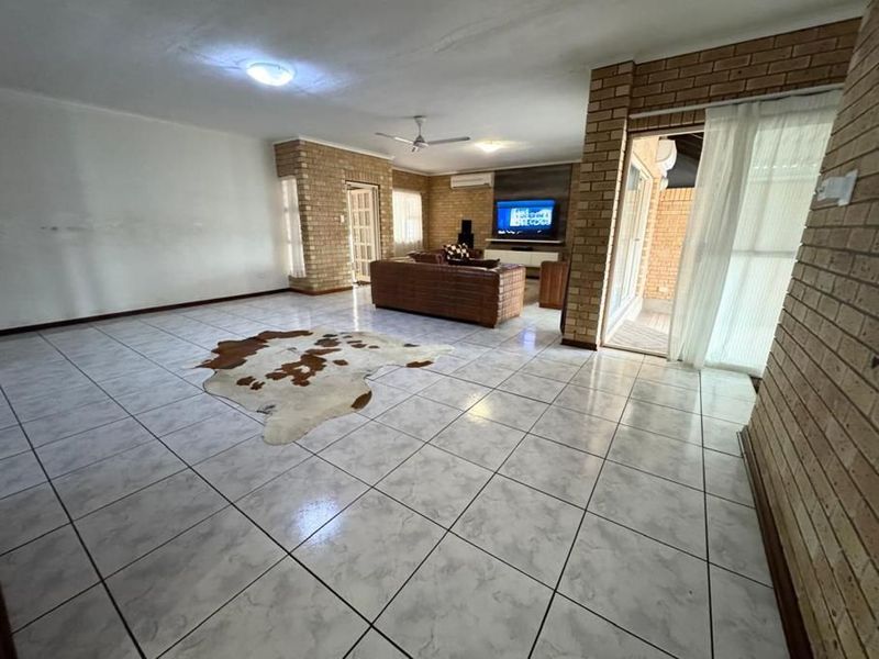 Spacious Family Home for Sale in Meerensee - Photo 8