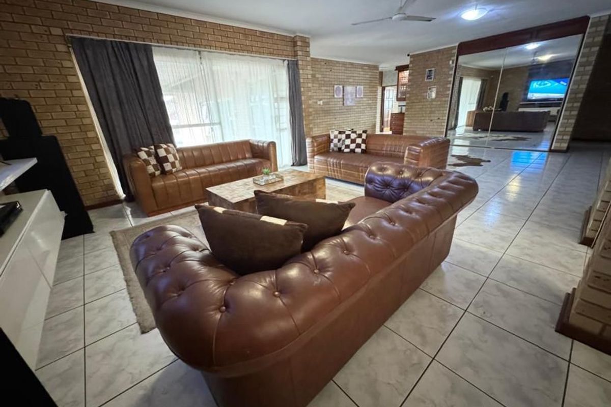 Spacious Family Home for Sale in Meerensee - Photo 5