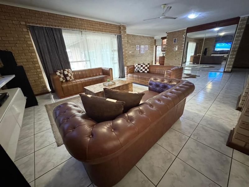 Spacious Family Home for Sale in Meerensee - Photo 5