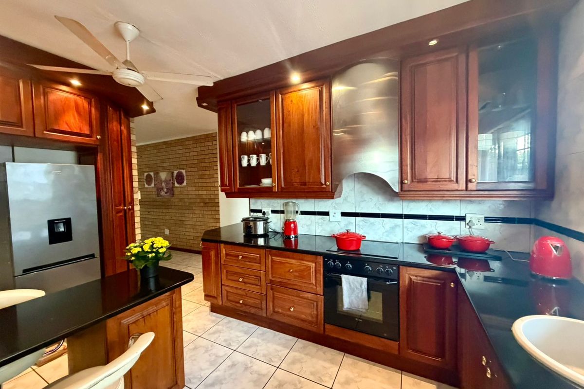 Spacious Family Home for Sale in Meerensee - Photo 2