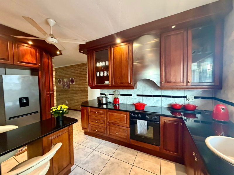 Spacious Family Home for Sale in Meerensee - Photo 2