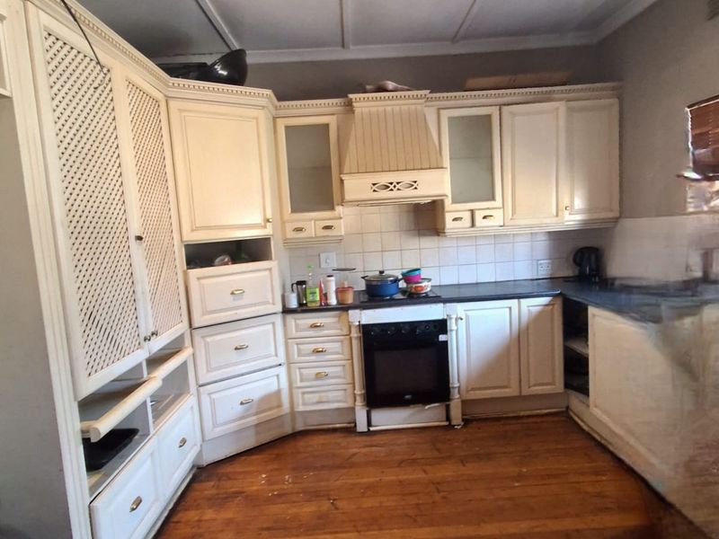SPACIOUS 3 BEDROOM HOME WITH ENDLESS POTENTIAL IN PEACEHAVEN. - Photo 8