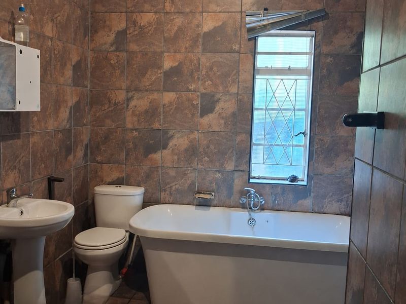 SPACIOUS 3 BEDROOM HOME WITH ENDLESS POTENTIAL IN PEACEHAVEN. - Photo 7