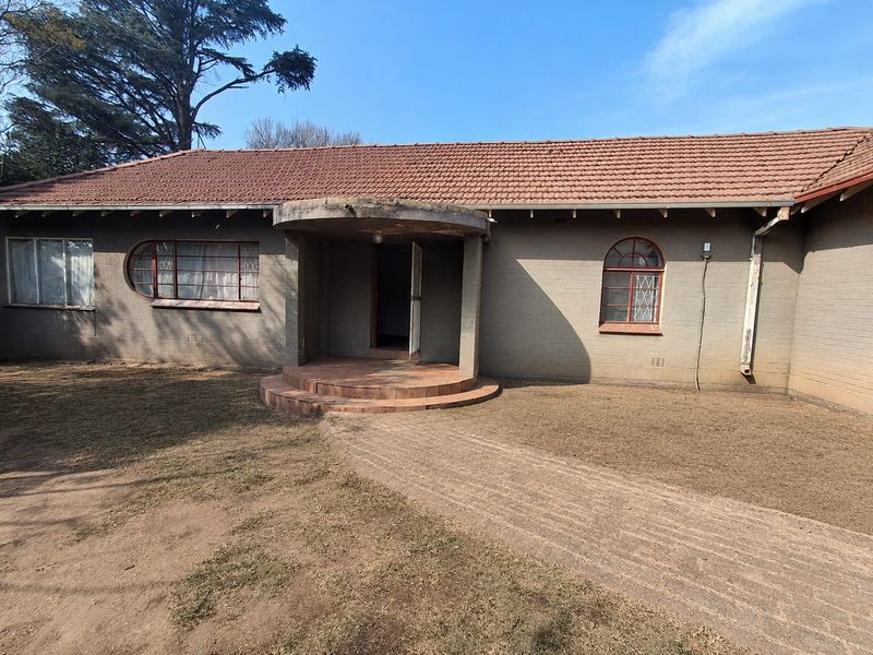 SPACIOUS 3 BEDROOM HOME WITH ENDLESS POTENTIAL IN PEACEHAVEN. - Photo 2