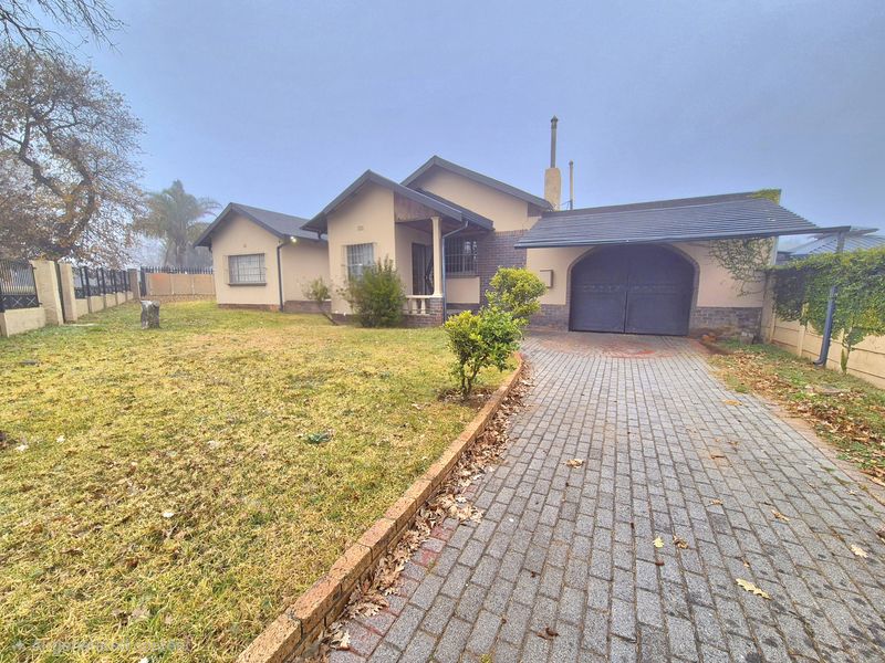Enormous 4 Bedroom House For Sale In Dalview! - Photo 1