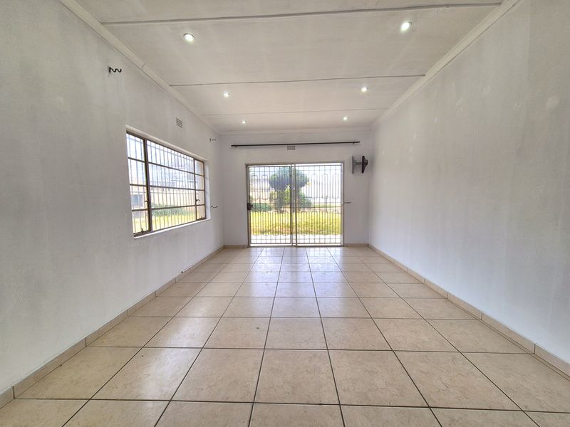 Enormous 4 Bedroom House For Sale In Dalview! - Photo 9