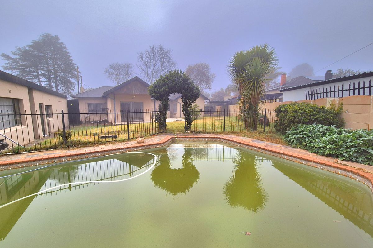 Enormous 4 Bedroom House For Sale In Dalview! - Photo 3