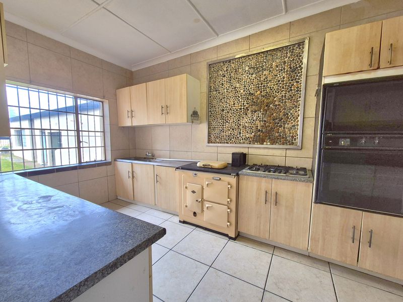 Enormous 4 Bedroom House For Sale In Dalview! - Photo 7