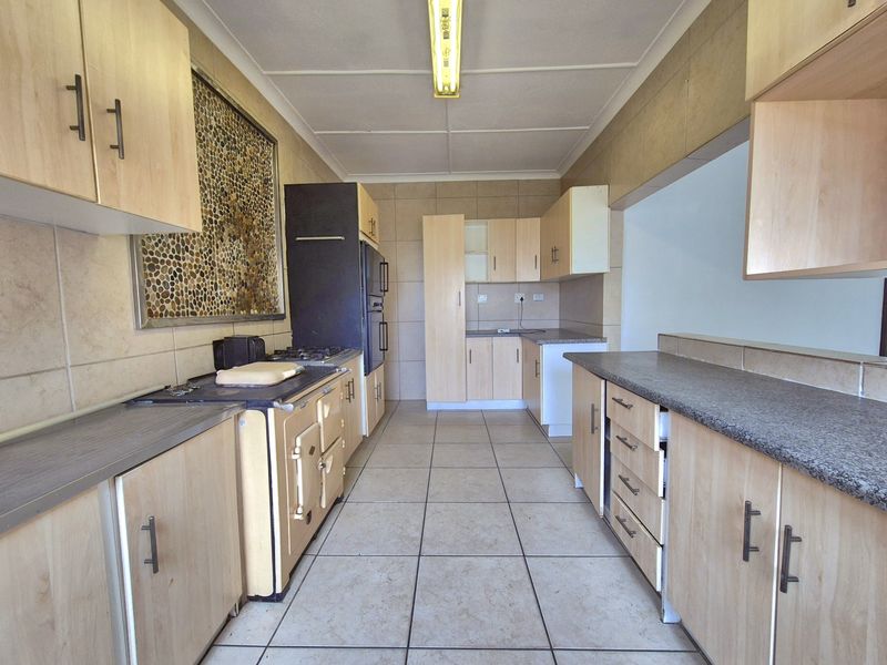 Enormous 4 Bedroom House For Sale In Dalview! - Photo 8