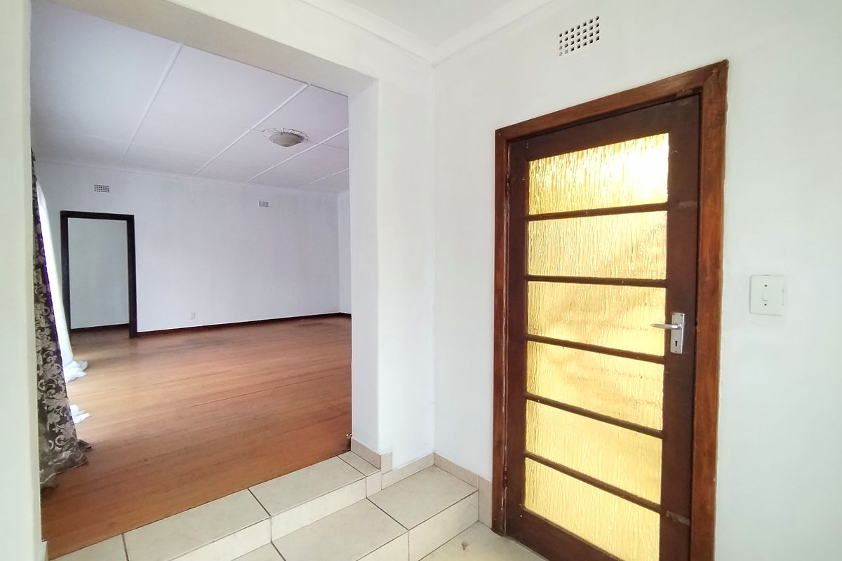 Enormous 4 Bedroom House For Sale In Dalview! - Photo 4
