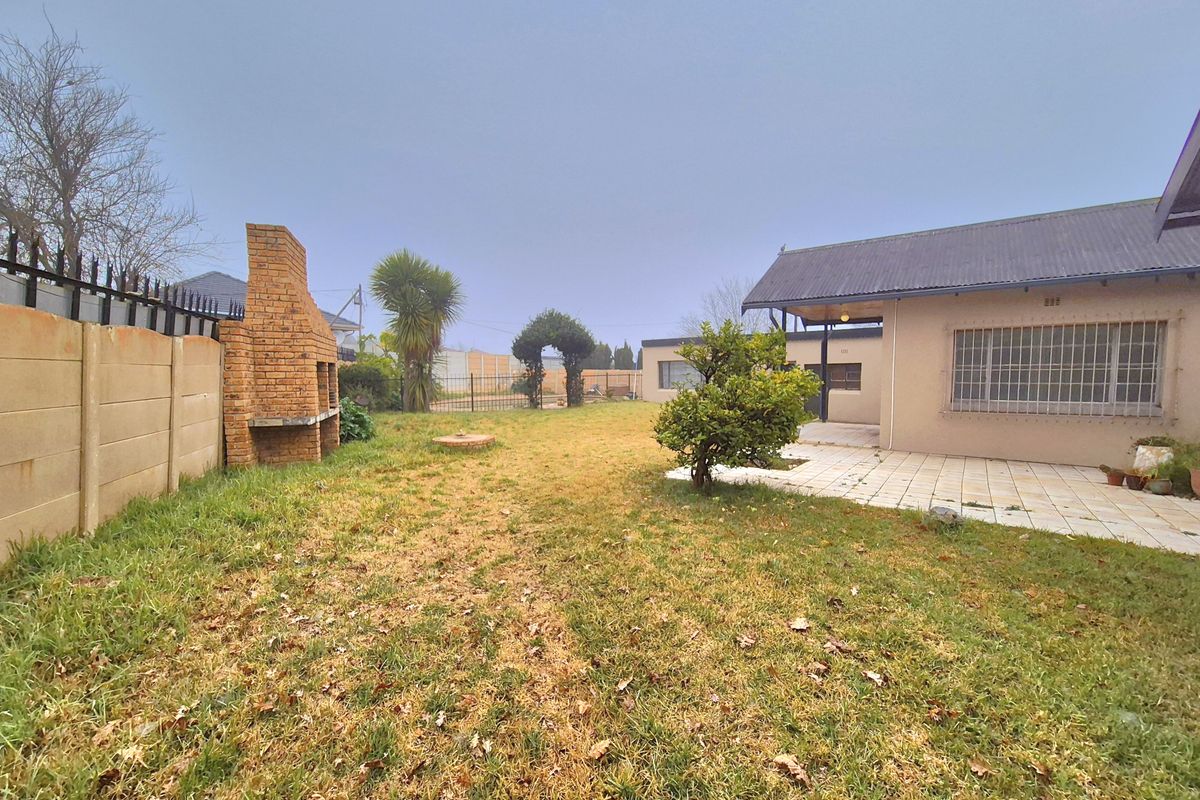 Enormous 4 Bedroom House For Sale In Dalview! - Photo 2