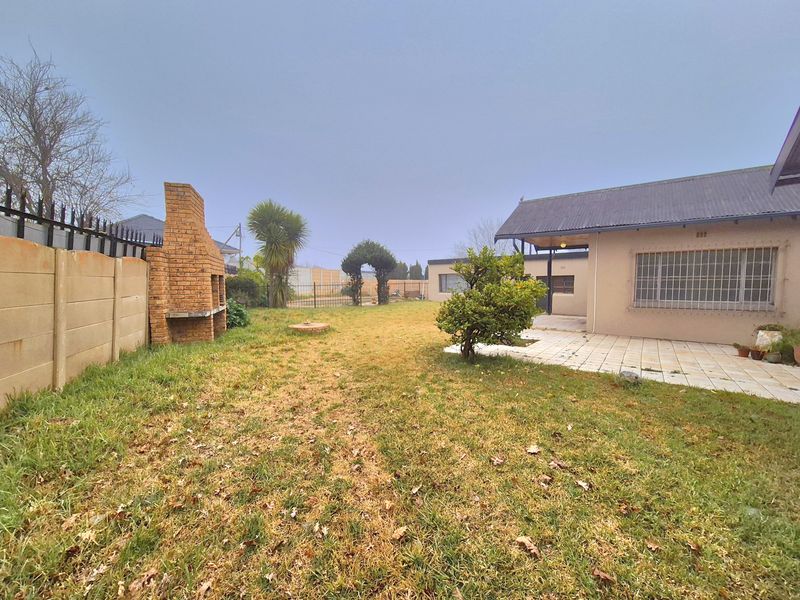 Enormous 4 Bedroom House For Sale In Dalview! - Photo 2