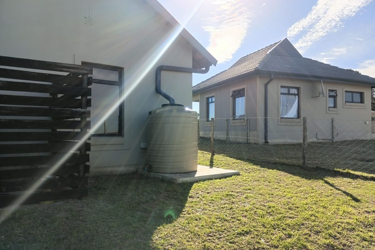 Modern 2 Bedroom House For Sale In Kidds Beach - Photo 2