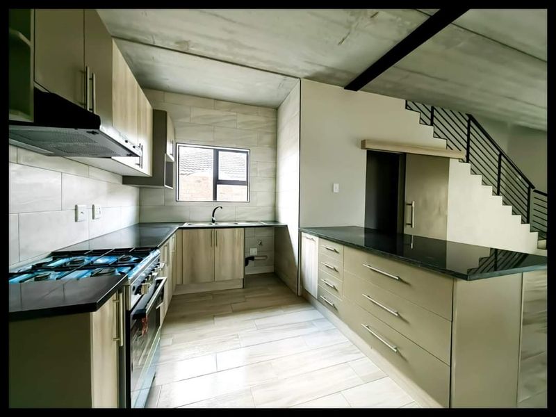 Modern 2 Bedroom Duplex for Sale in Secunda - Photo 2