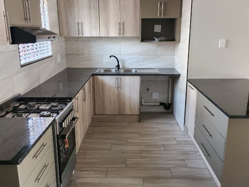 Modern 2 Bedroom Duplex for Sale in Secunda - Photo 3