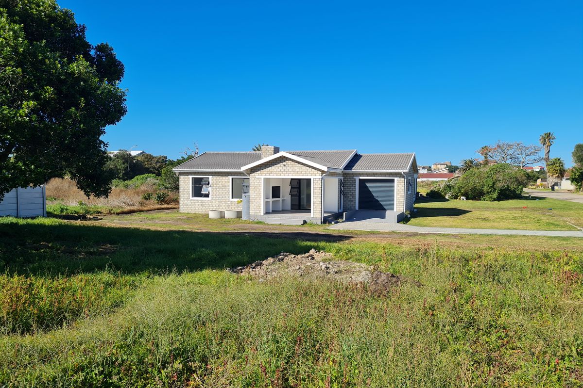 3 Bedroom, 2 Bathroom Family Home in a Quiet Area in Aston Bay, Jeffreys Bay - Photo 2