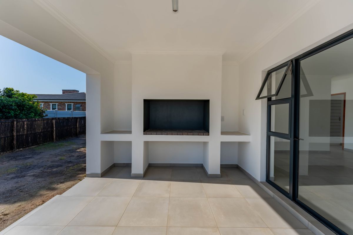 3 Bedroom, 2 Bathroom Family Home in a Quiet Area in Aston Bay, Jeffreys Bay - Photo 4