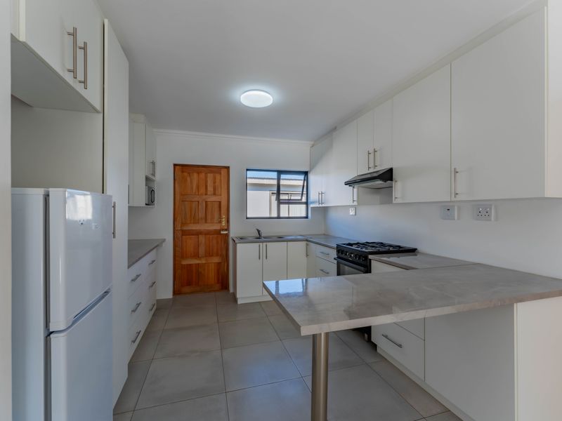 3 Bedroom, 2 Bathroom Family Home in a Quiet Area in Aston Bay, Jeffreys Bay - Photo 10