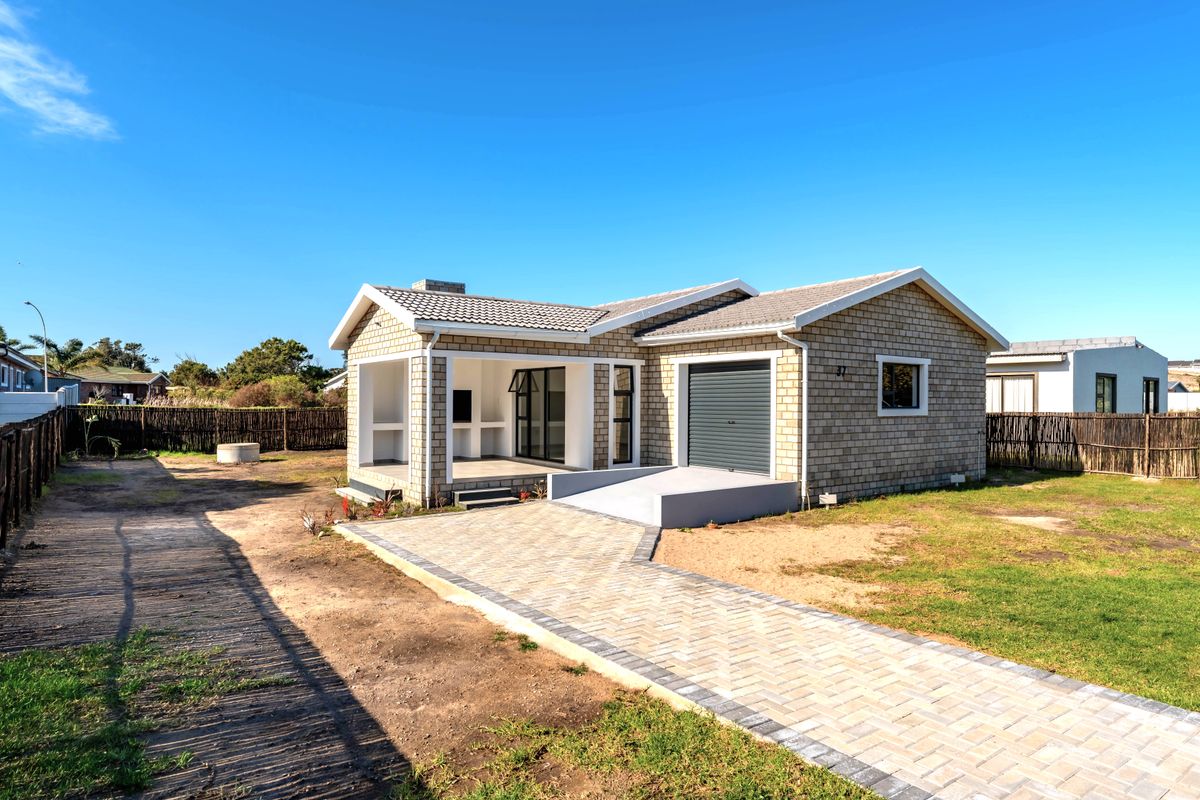 3 Bedroom, 2 Bathroom Family Home in a Quiet Area in Aston Bay, Jeffreys Bay - Photo 3