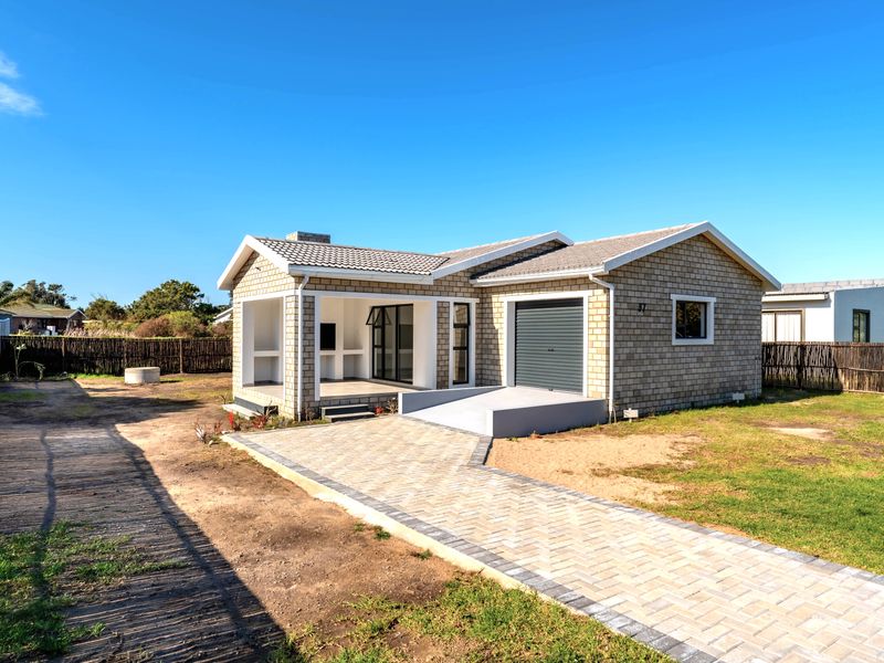 3 Bedroom, 2 Bathroom Family Home in a Quiet Area in Aston Bay, Jeffreys Bay - Photo 3