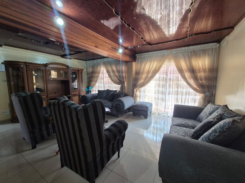 !Spacious family home on a massive stand over 1000m2 with Privacy, Space, and Off-grid power! - Photo 10