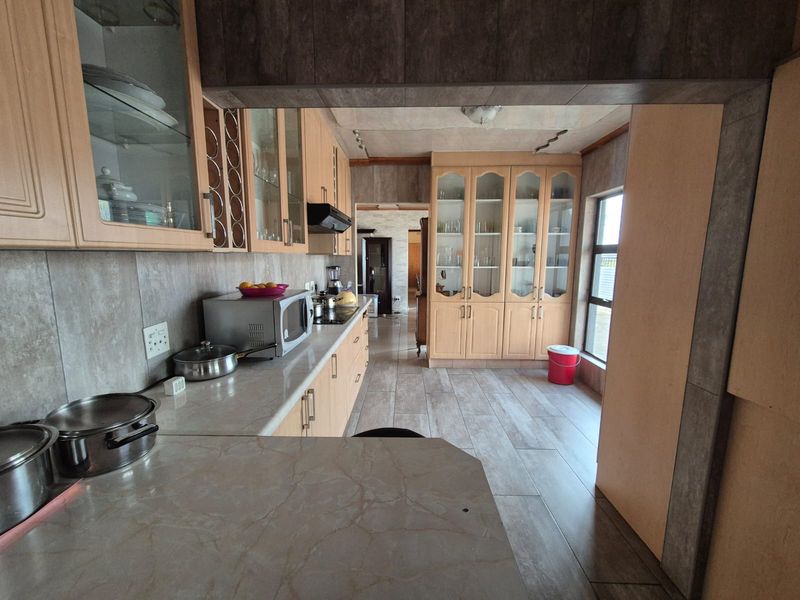 !Spacious family home on a massive stand over 1000m2 with Privacy, Space, and Off-grid power! - Photo 8