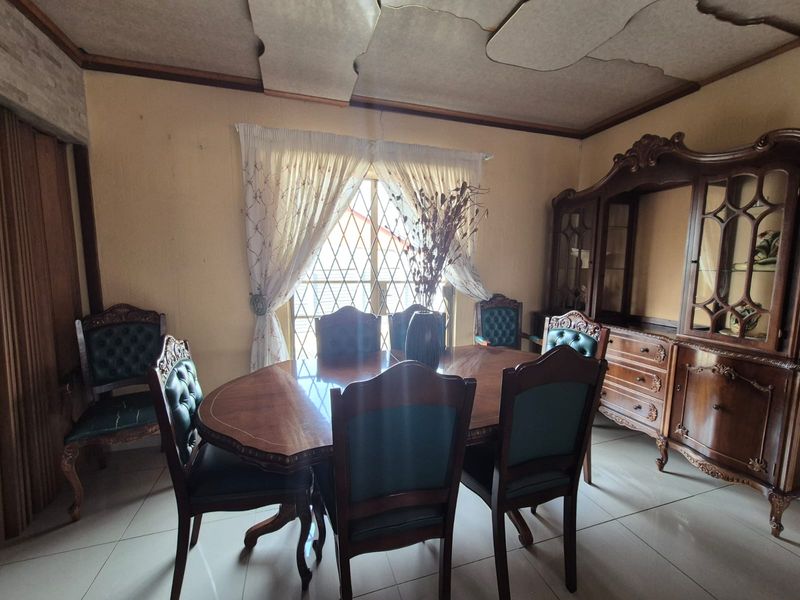!Spacious family home on a massive stand over 1000m2 with Privacy, Space, and Off-grid power! - Photo 6