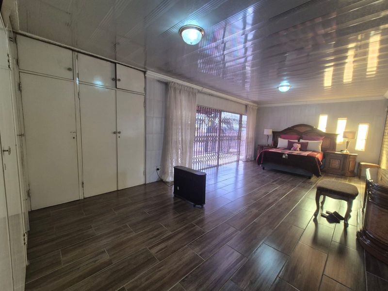 !Spacious family home on a massive stand over 1000m2 with Privacy, Space, and Off-grid power! - Photo 7