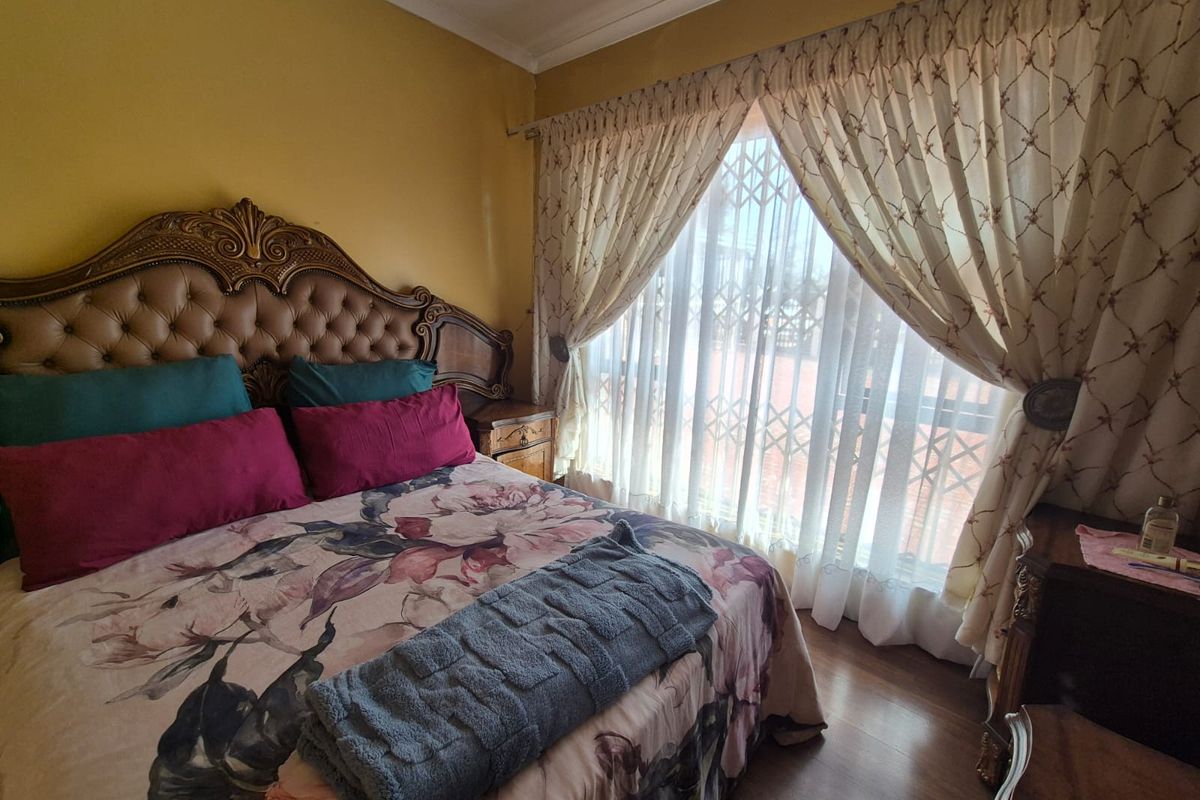 !Spacious family home on a massive stand over 1000m2 with Privacy, Space, and Off-grid power! - Photo 5