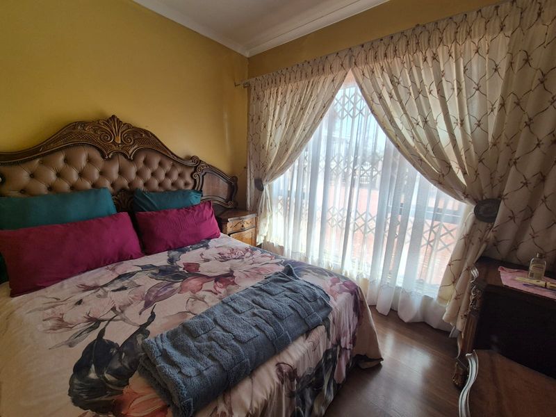 !Spacious family home on a massive stand over 1000m2 with Privacy, Space, and Off-grid power! - Photo 5