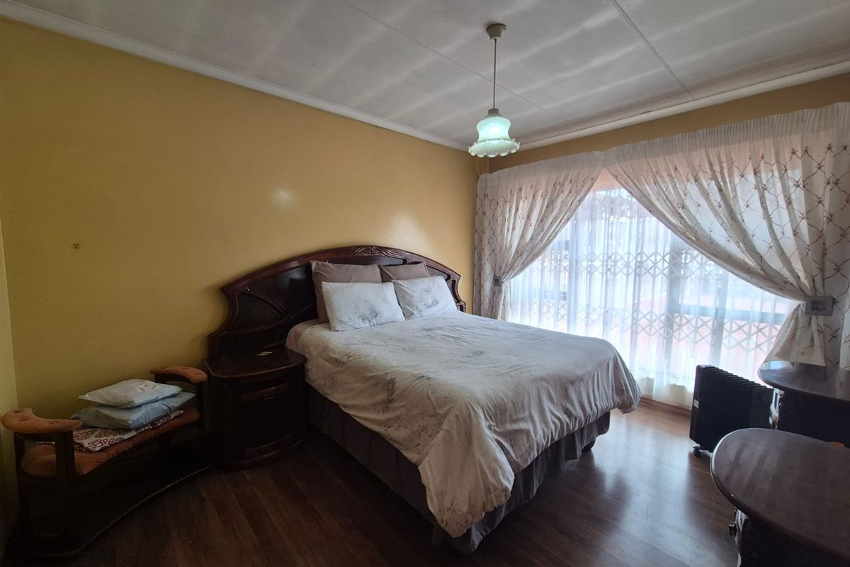 !Spacious family home on a massive stand over 1000m2 with Privacy, Space, and Off-grid power! - Photo 4
