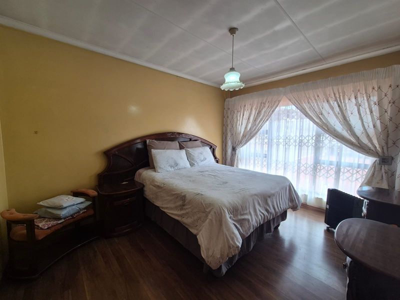 !Spacious family home on a massive stand over 1000m2 with Privacy, Space, and Off-grid power! - Photo 4