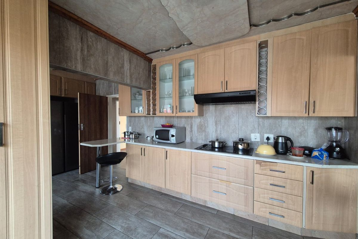 !Spacious family home on a massive stand over 1000m2 with Privacy, Space, and Off-grid power! - Photo 2